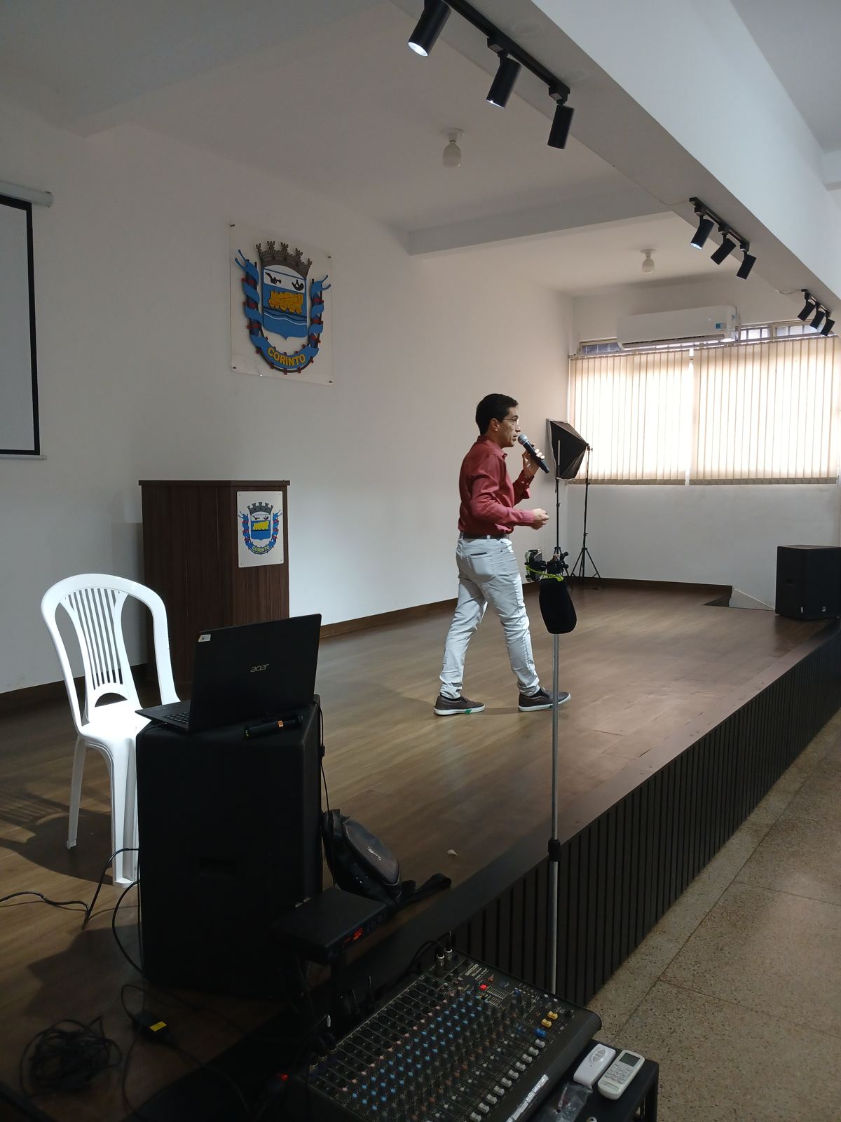 Aleandro em palestra sobre Inteligência Artificial em escola de Corinto — MG